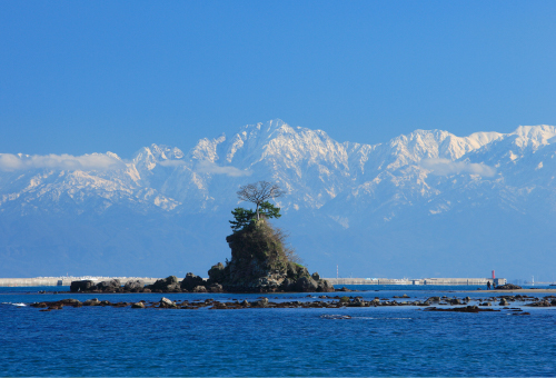 雨晴海岸から望む立山連峰